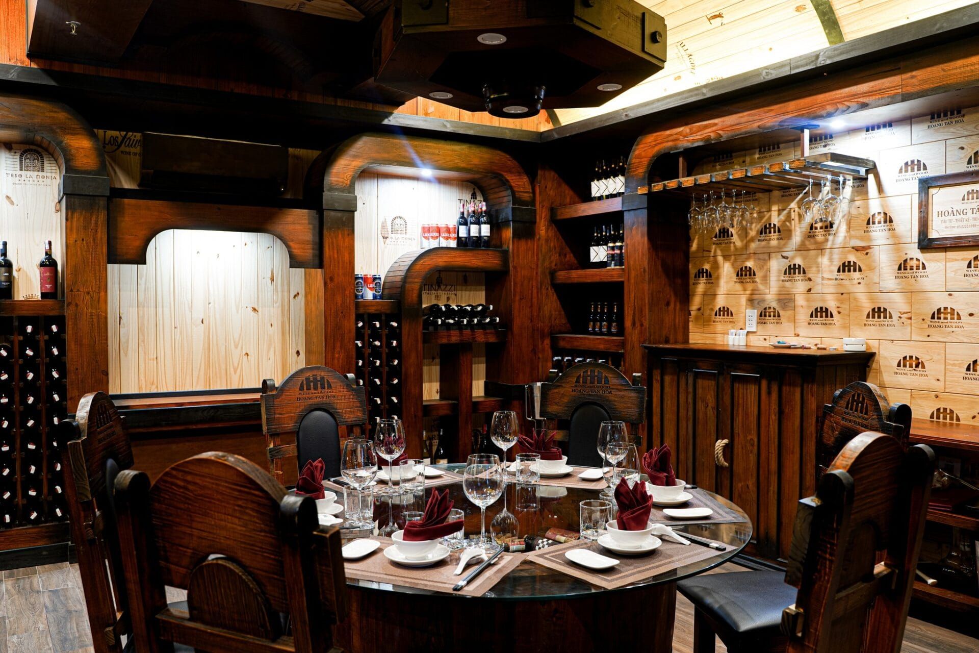 Nhà Hàng Bảo Nam Wine and Wood