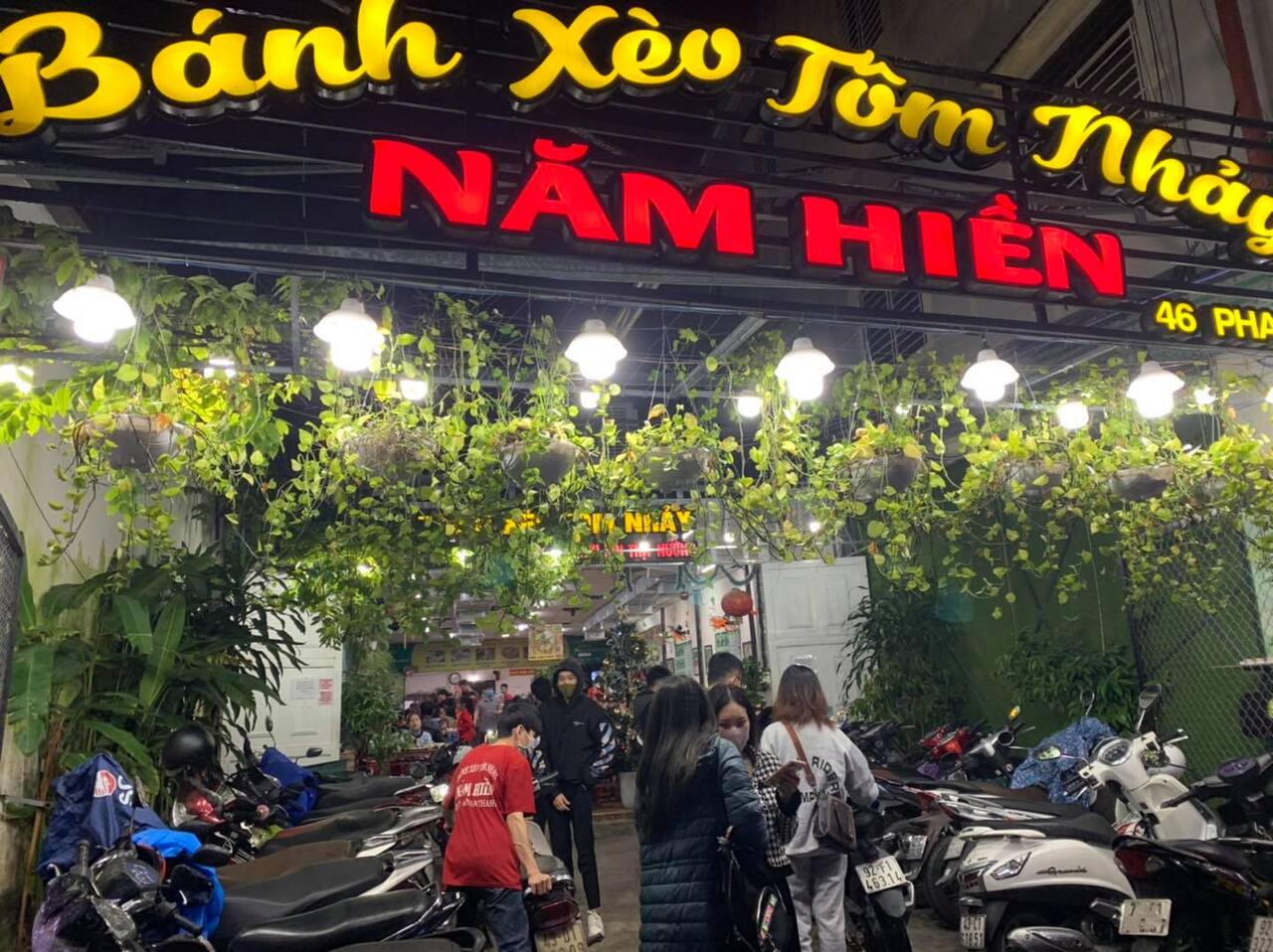 Bánh xèo tôm nhảy Năm Hiền