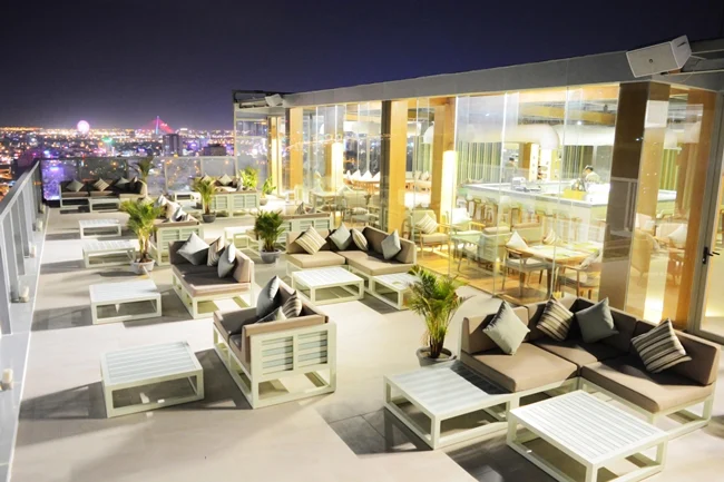 Nhà hàng và quầy bar sang trọng: Tại Fusion Suites Đà Nẵng, du khách có cơ hội thưởng thức những món ăn đa dạng và đồ uống phong phú tại những nhà hàng và quầy bar lịch lãm và thoải mái. Mỗi món ăn được chế biến tinh tế và thú vị, tạo ra trải nghiệm ẩm thực đặc biệt cho du khách. Bể bơi ngoài trời: Với bể bơi ngoài trời rộng lớn, du khách có thể thư giãn và tận hưởng ánh nắng mặt trời cùng với không khí biển mát mẻ. Bể bơi được bố trí một cách sang trọng và sạch sẽ, là nơi lý tưởng để thư giãn sau một ngày dài tham quan. Spa và phòng tập thể dục: Khu vực spa và phòng tập thể dục tại Fusion Suites Đà Nẵng được trang bị đầy đủ các thiết bị hiện đại, giúp du khách thư giãn cơ thể và tinh thần sau một ngày dài khám phá. Các liệu pháp spa chất lượng cao và các hoạt động tập thể dục được tổ chức chuyên nghiệp, mang lại sự sảng khoái và cân bằng cho cơ thể. Các dịch vụ thêm: Ngoài những tiện ích chính, Fusion Suites Đà Nẵng còn cung cấp các dịch vụ thêm như sân golf, yoga, và các hoạt động giải trí khác, đảm bảo mọi nhu cầu của du khách được đáp ứng đầy đủ và linh hoạt.