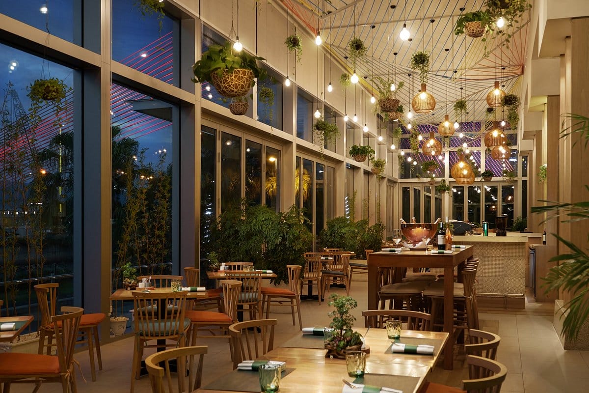 nhân viên tại nhà hàng Veranda Vietnamese