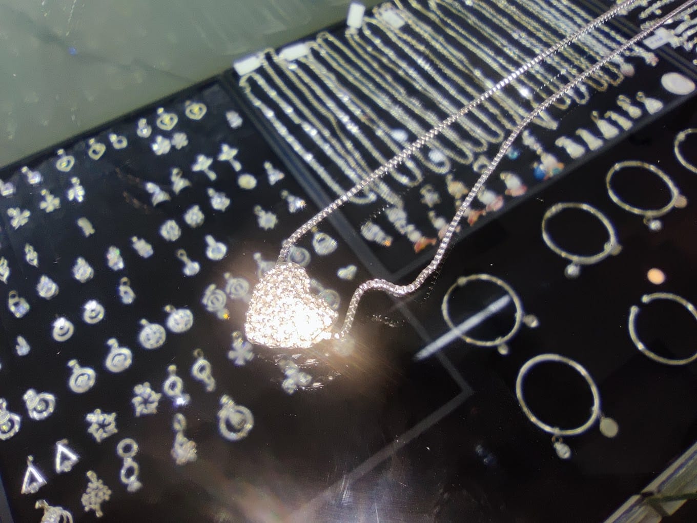 Cửa hàng bán lắc chân bạc tại Đà Nẵng