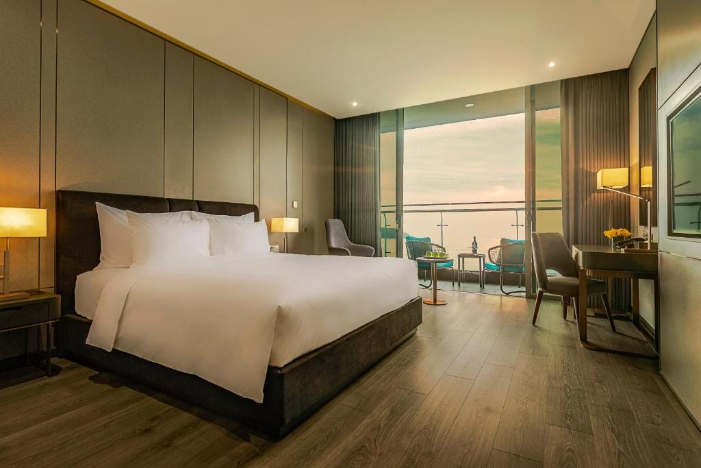 le sands oceanfront danang hotel