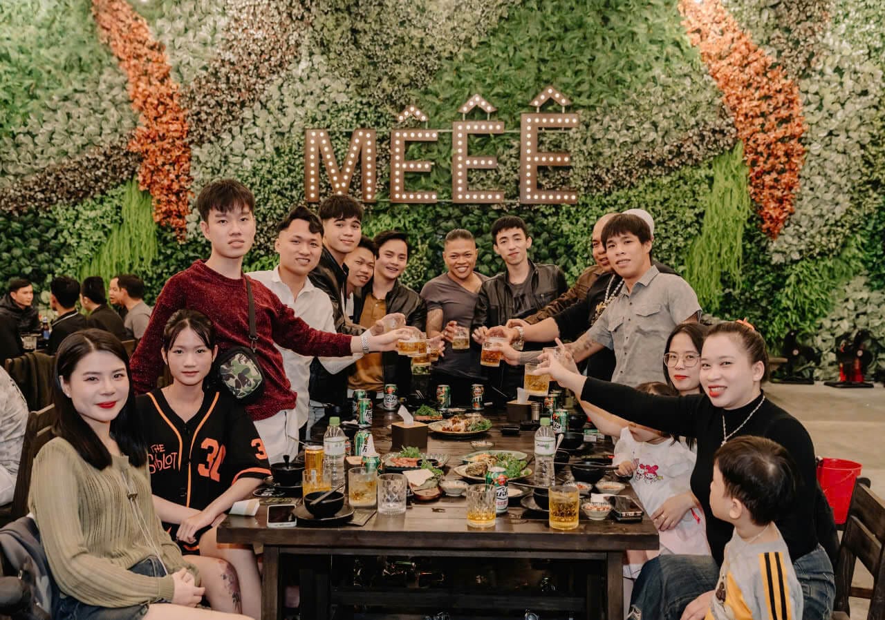 MÊ Ê Ê Beer Garden