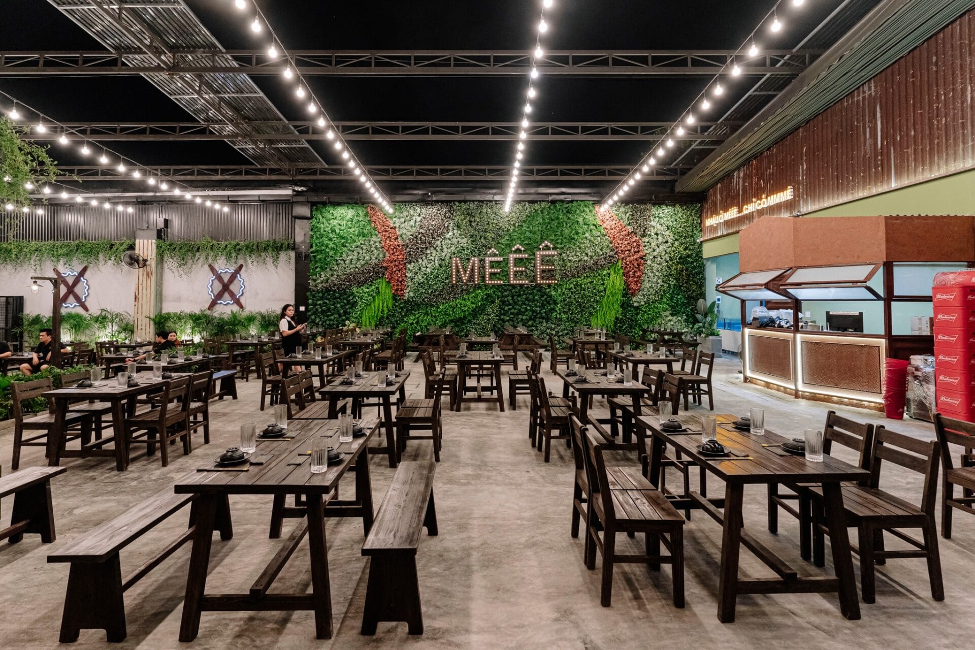 MÊ Ê Ê Beer Garden