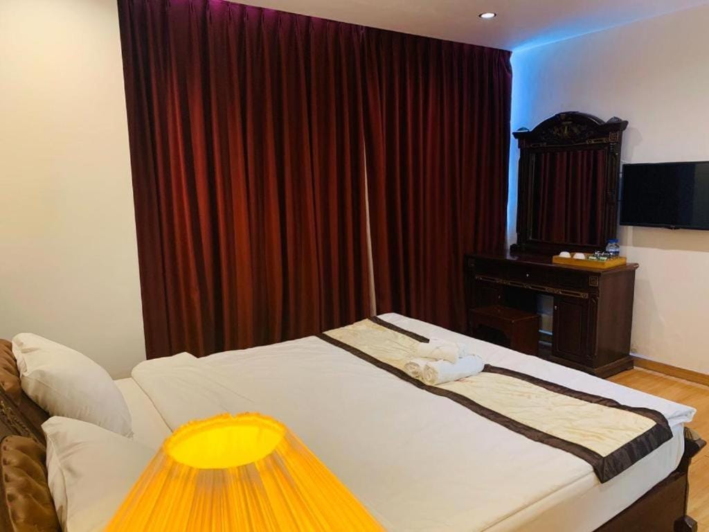 Nhật Linh Hotel and Suite