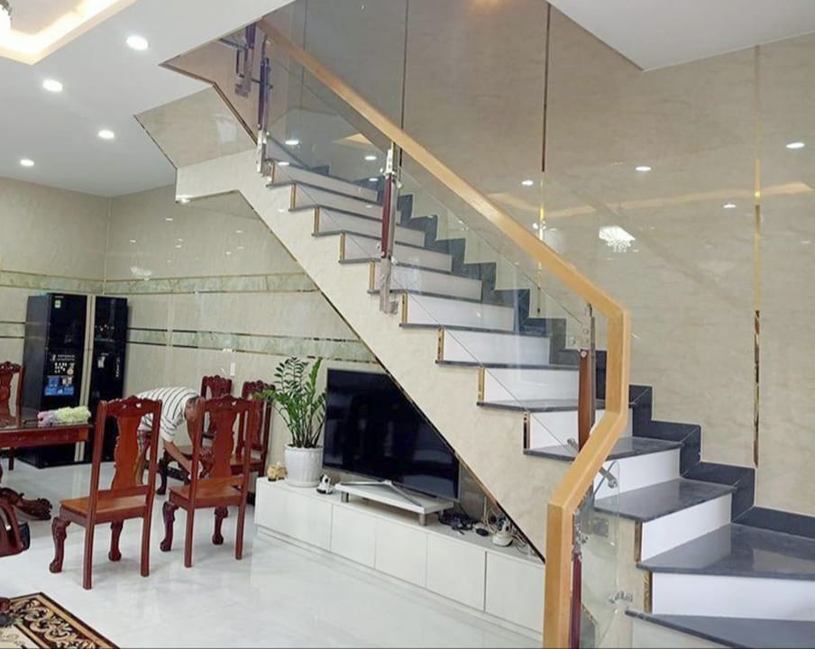 Tấm nhựa ốp cầu thang – Giải pháp hiện đại cho không gian sống đẳng cấp