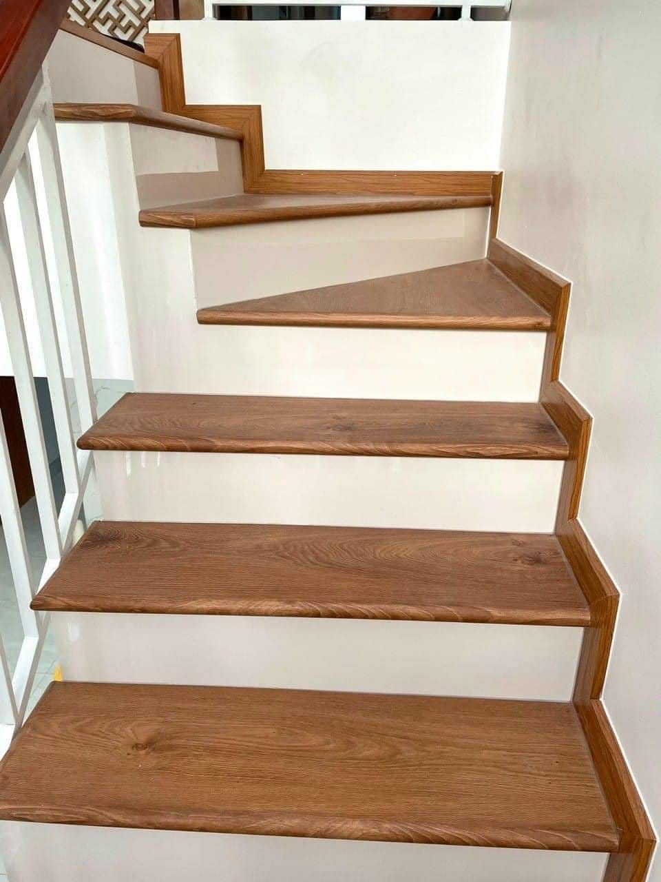 Tấm nhựa ốp cầu thang – Giải pháp hiện đại cho không gian sống đẳng cấp