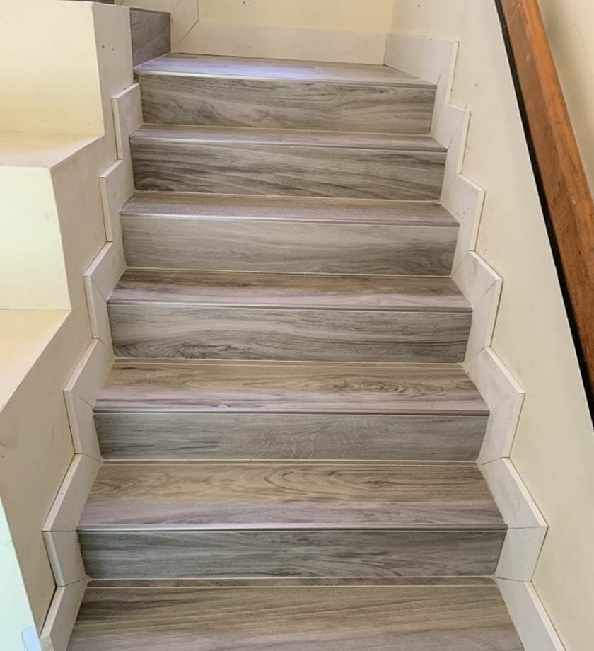 Tấm nhựa ốp cầu thang – Giải pháp hiện đại cho không gian sống đẳng cấp