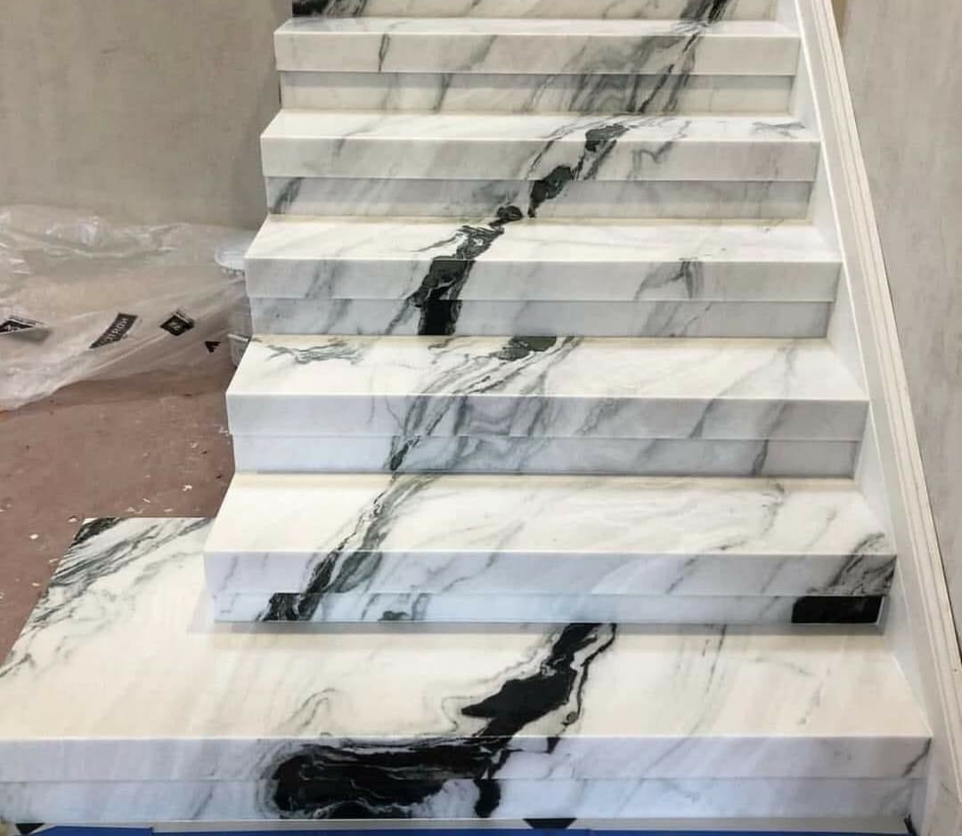 Tấm nhựa ốp cầu thang – Giải pháp hiện đại cho không gian sống đẳng cấp